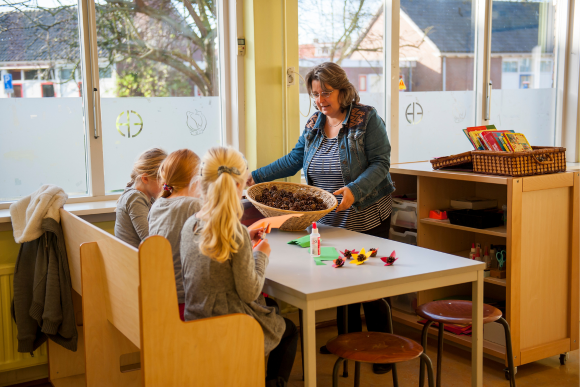 BSO knutselen herfstthema dennenappels