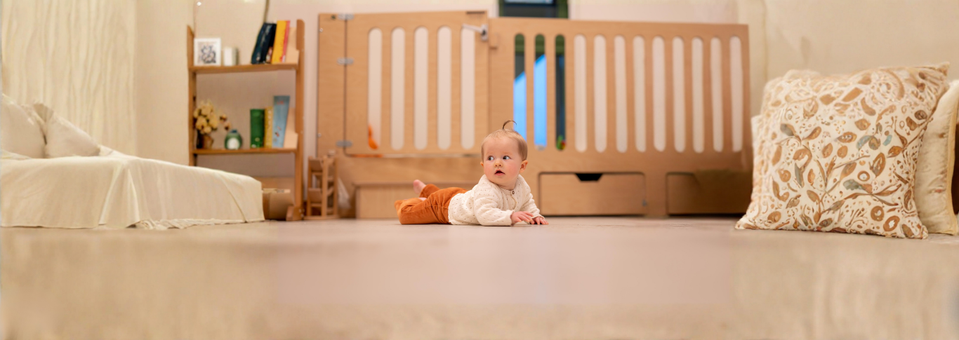 Header   KDV baby op buik spelen kijk naar links