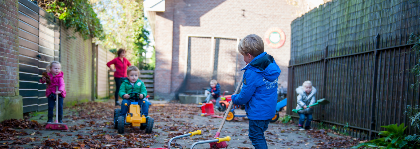Header PS BSO KDV buiten spelen herfst