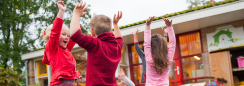 Header PS KDV BSO buitenspelen dansen handen in de lucht