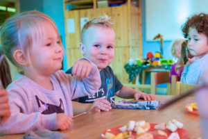 KDV PS aan tafel fruit eten eetmoment