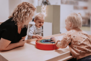 KDV PS pedagogisch professional met kindjes Montessori puzzel