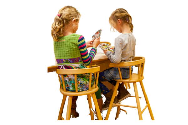 Meiden op de BSO spelen spelletje