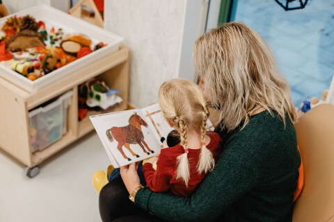 Pedagogisch medewerker leest voor