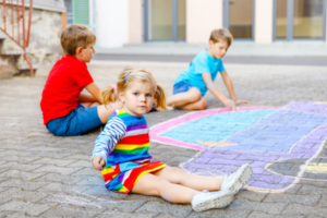 PS BSO KDV buiten spelen stoepkrijten kinderen