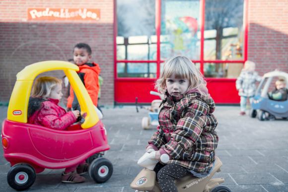 PS, de Padrakkertjes, buitenspelen loopautos en fietsjes
