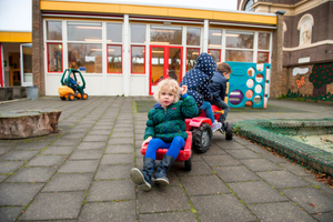 PS de Woudstappertjes buiten spelen tractor peuters