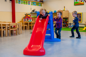 PS de Woudstappertjes peuters binnen spelen glijden glijbaan
