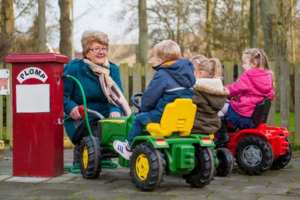 PS KDV BSO buiten spelen trekkers met leidster