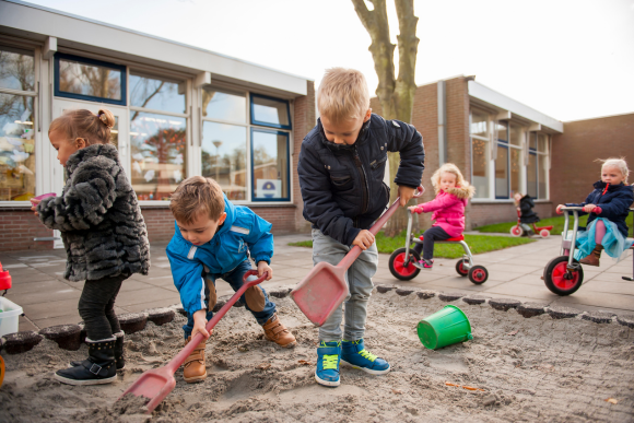 PS, KDV buitenspelen scheppen in zandbak