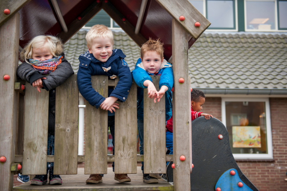 PS, KDV buitenspelen speelhuisje plezier