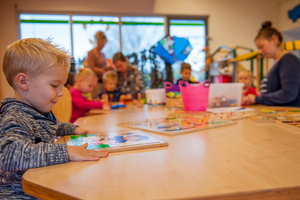 PS KDV de Zandbak kind zelfstandig puzzelen