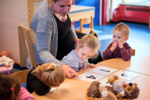 PS KDV leren tellen peuters met leidster aan tafel