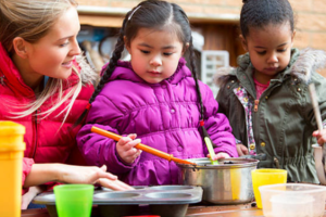 PS KDV PP met kinderen buiten spelen koken rollenspel