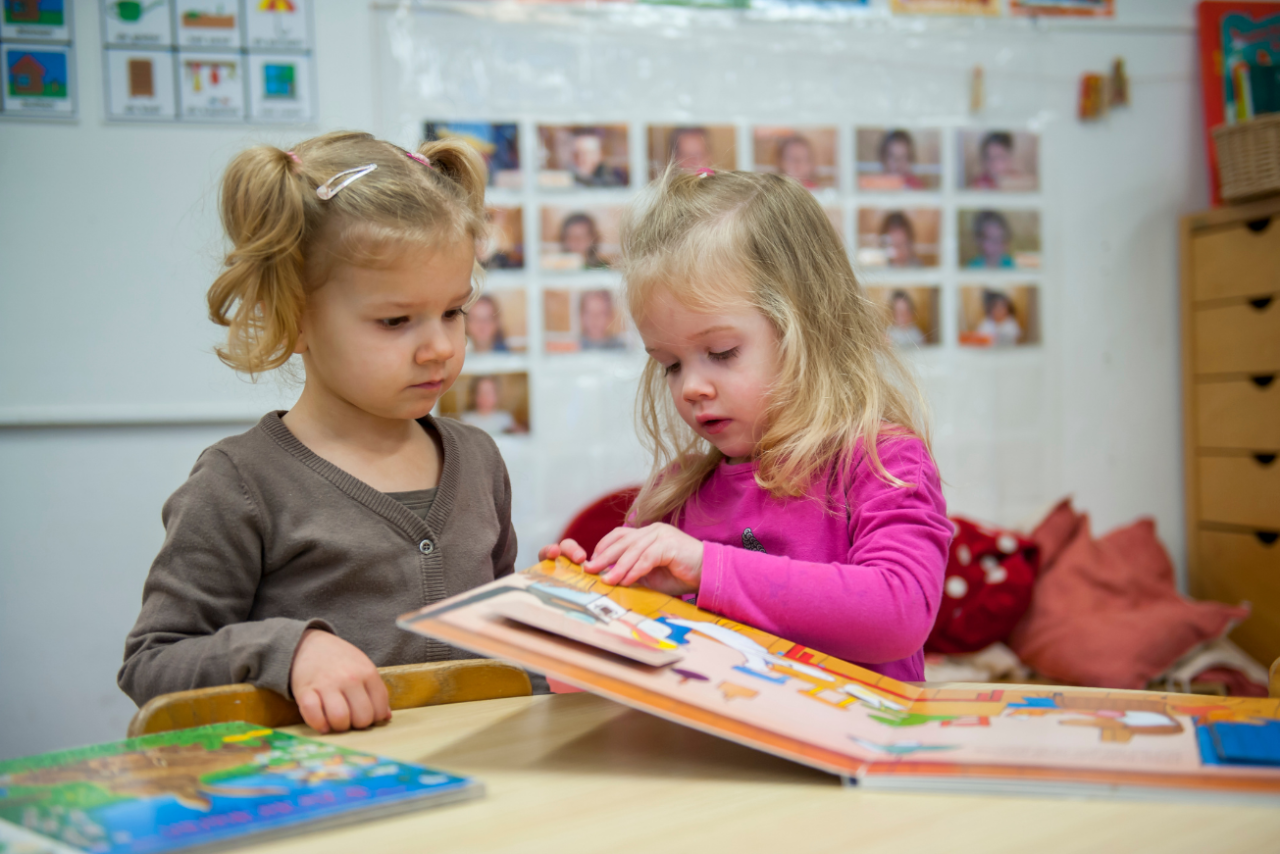 PS, KDV, samen boekje lezen