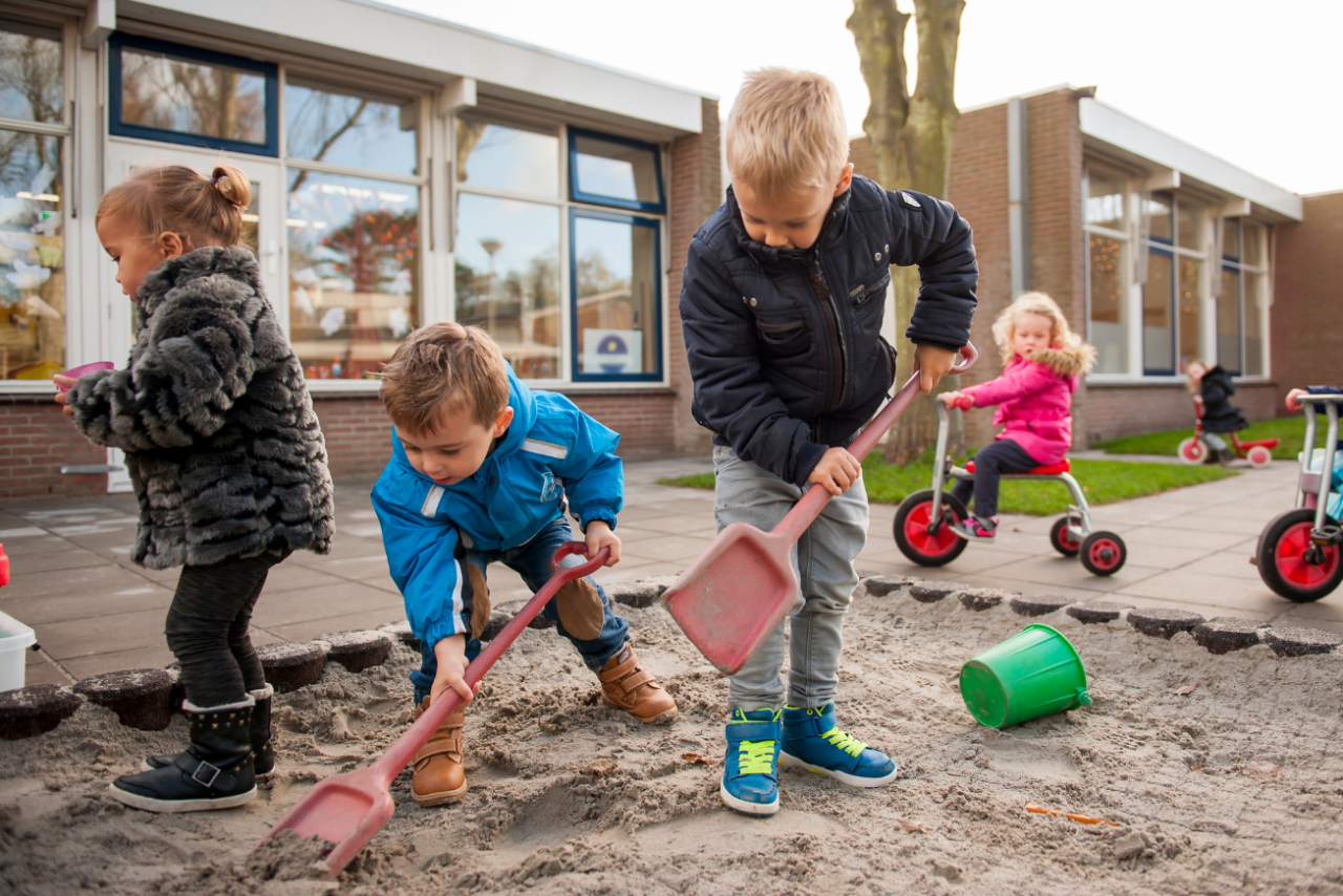 Ps, KDV scheppen buitenspelen in zandbak