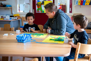 PS peuters 't eerste stapje knutselen samen met de leidster