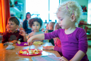 PS peuters't Kwetternest Wijdenes eetmoment fruit zelfstandig eten aan tafel