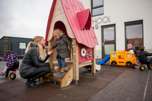 PS villa grut buiten spelen speelhuis ontdekken peuter met leidster