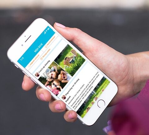 Vrouw houdt telefoon vast met ouderportaal